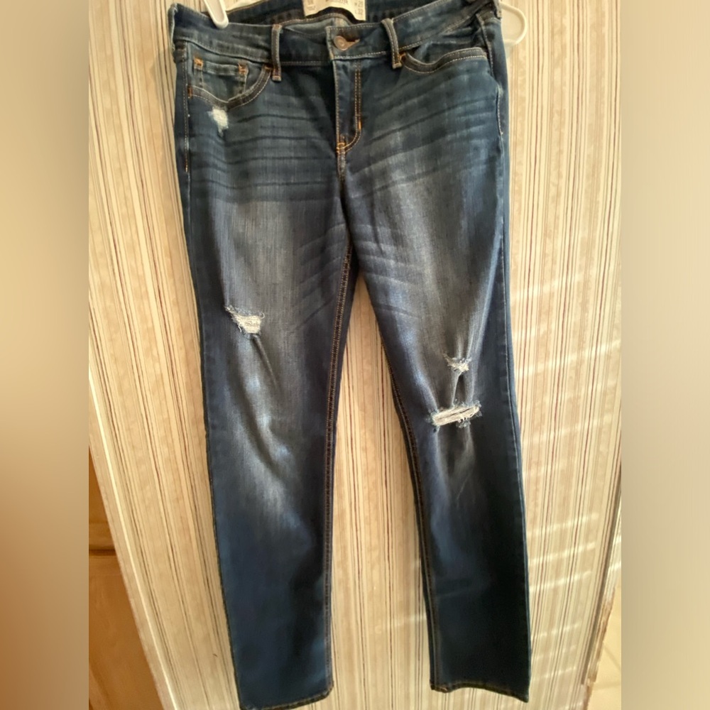 Hollister‎ Woman’s Size 9R Distressed Low Rise Skinny Jeans Good Condition